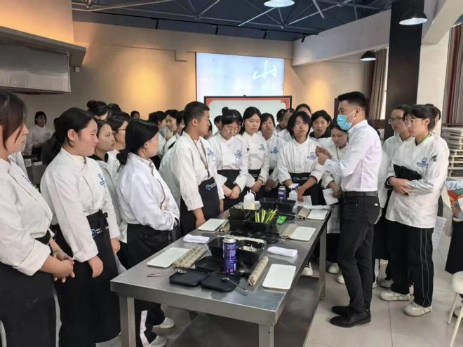 天津市禾之鮮餐飲管理有限公司到訪市職教中心，共探婚慶禮儀服務(wù)產(chǎn)教融合新路徑