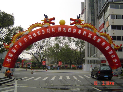 婚慶禮儀服務(wù)新風(fēng)尚 氣球拱門花籃與舞臺布置在廣東服務(wù)業(yè)的創(chuàng)新融合